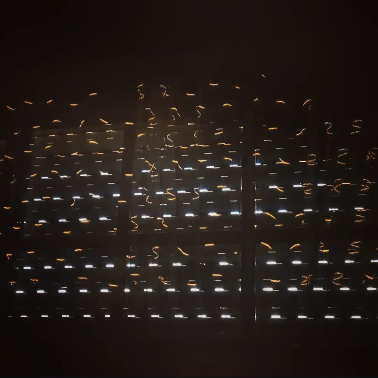 La luz del atardecer atravesando la persiana
