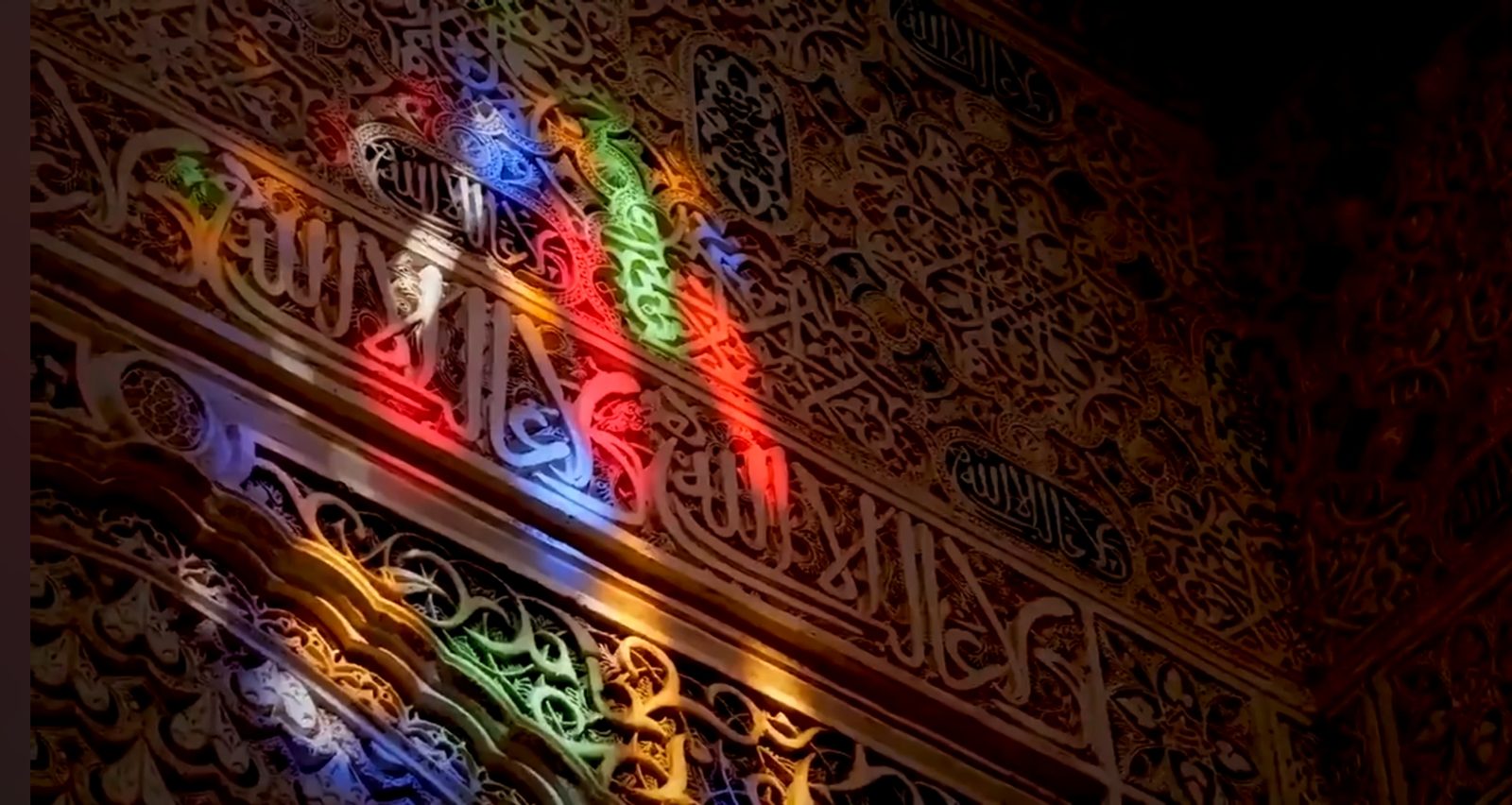 La luz de colores sobre las yeserías