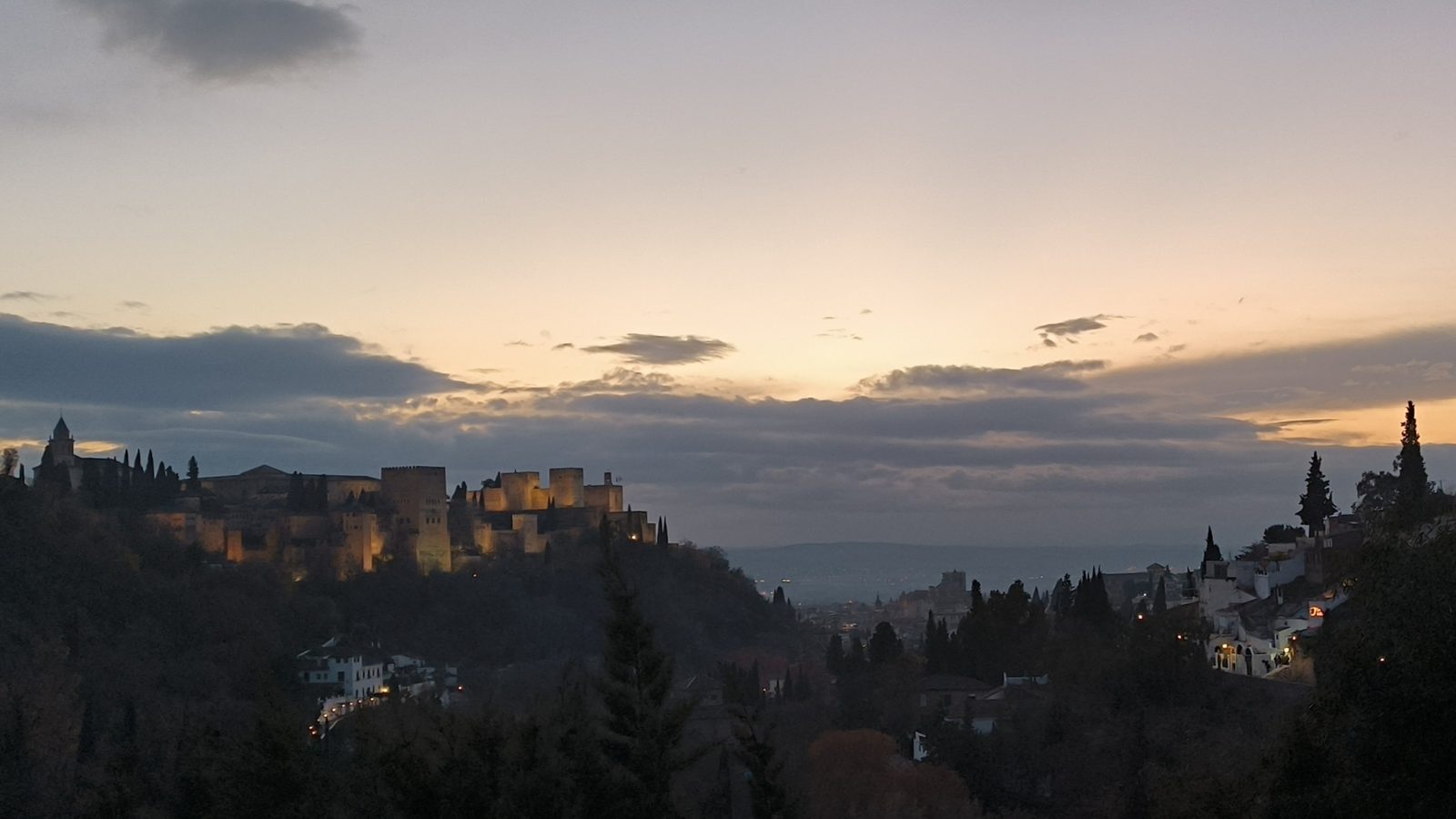 La Alhambra adquiriendo forma al despuntar el día