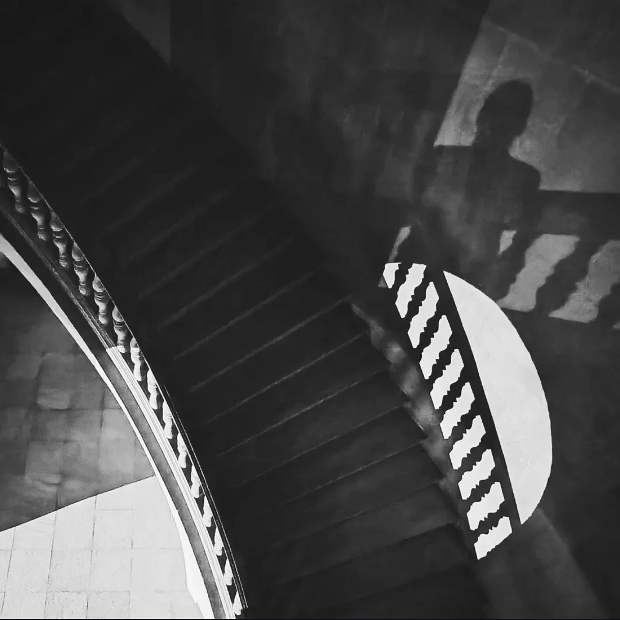 La escalera del Palacio de Carlos V con una sombra proyectada